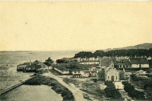 Señalado en rojo, el balneario construido en el año 1900 sobre otro que habían quemado intencionadamente. Fotografía de 1913