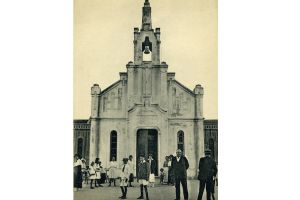 En primer plano el barítono Victor Mercadillo, relaciones publicas del Gran Hotel. Fot. 1913