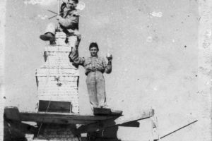 Albañiles de O Grove, entre los cuales estaba Roberto Fuentes, terminaron de recubrir el campanario a principios de los años 50. Fue lo último que se hizo.